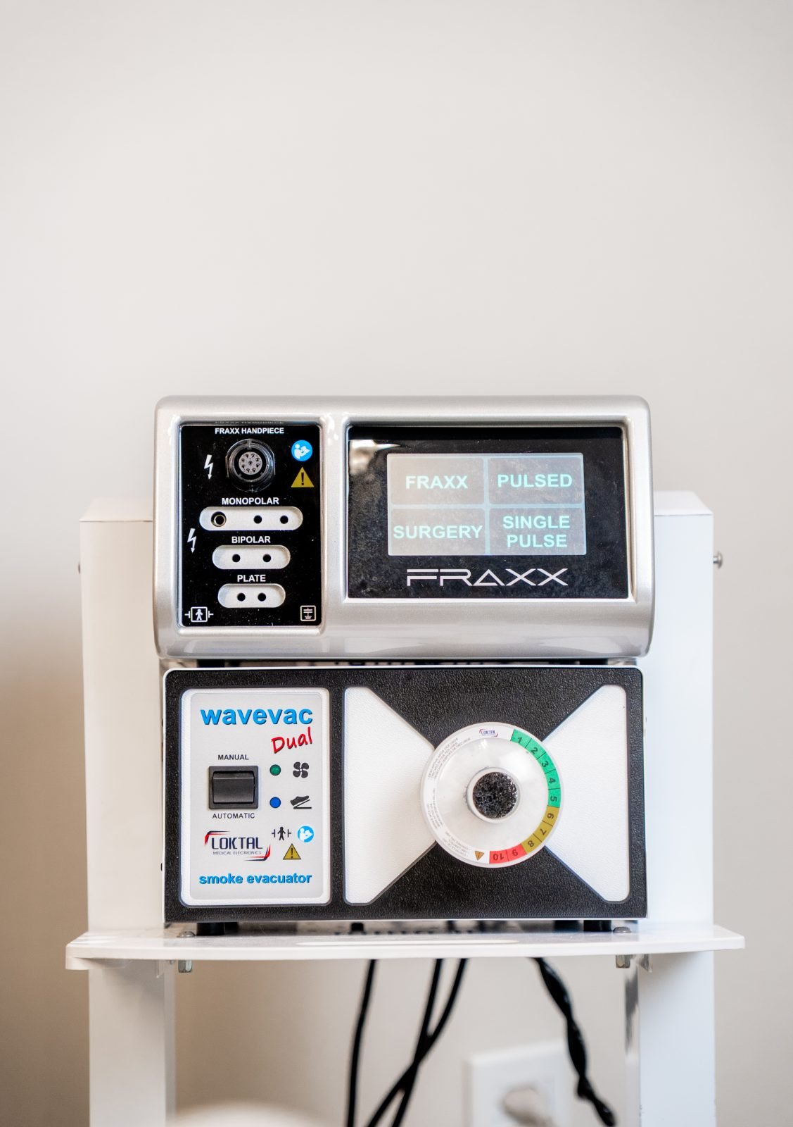 Equipamento FRAXX de radiofrequência fracionada no consultório da CLAF